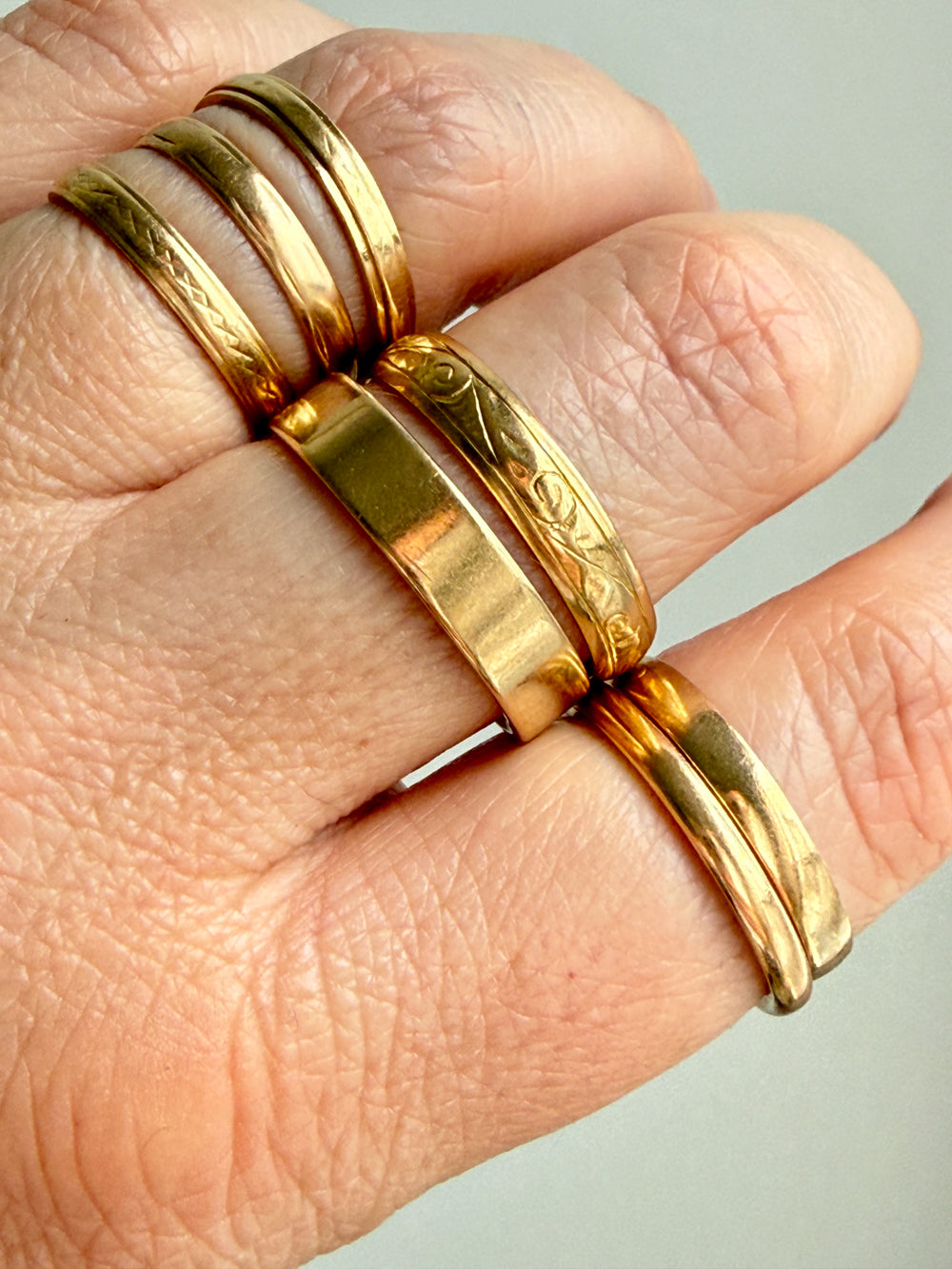 1945 Beveled edge 18k Gold Wedding Band - Size 9