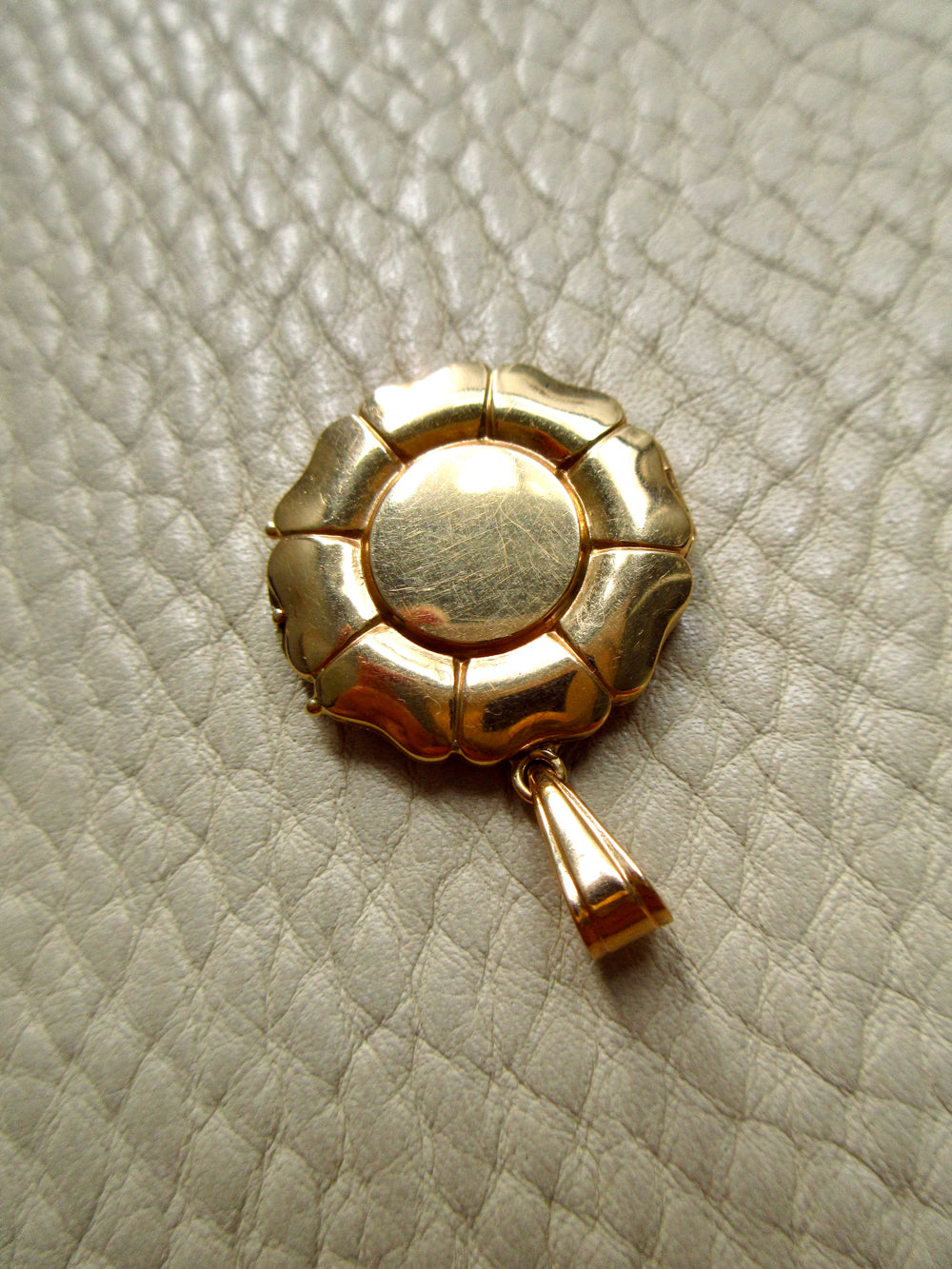 1946 Swedish 8 Petal Flower Locket Pendant 18k Gold – 0.9 inch diameter