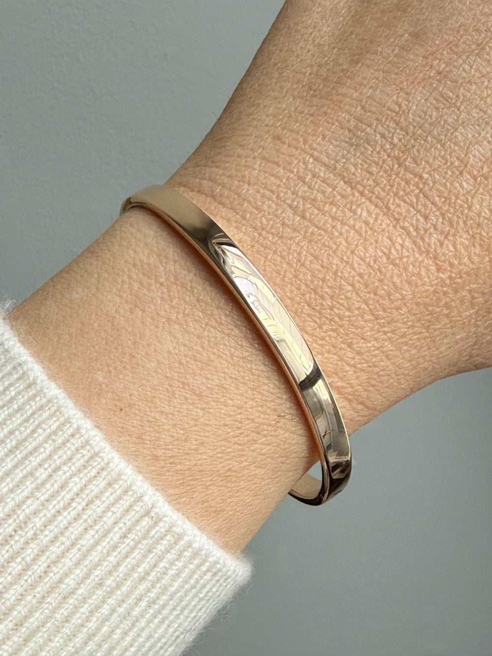 1950s era 18k Gold Hinged Bangle Bracelet – 7.25 Inch Interior Circumference