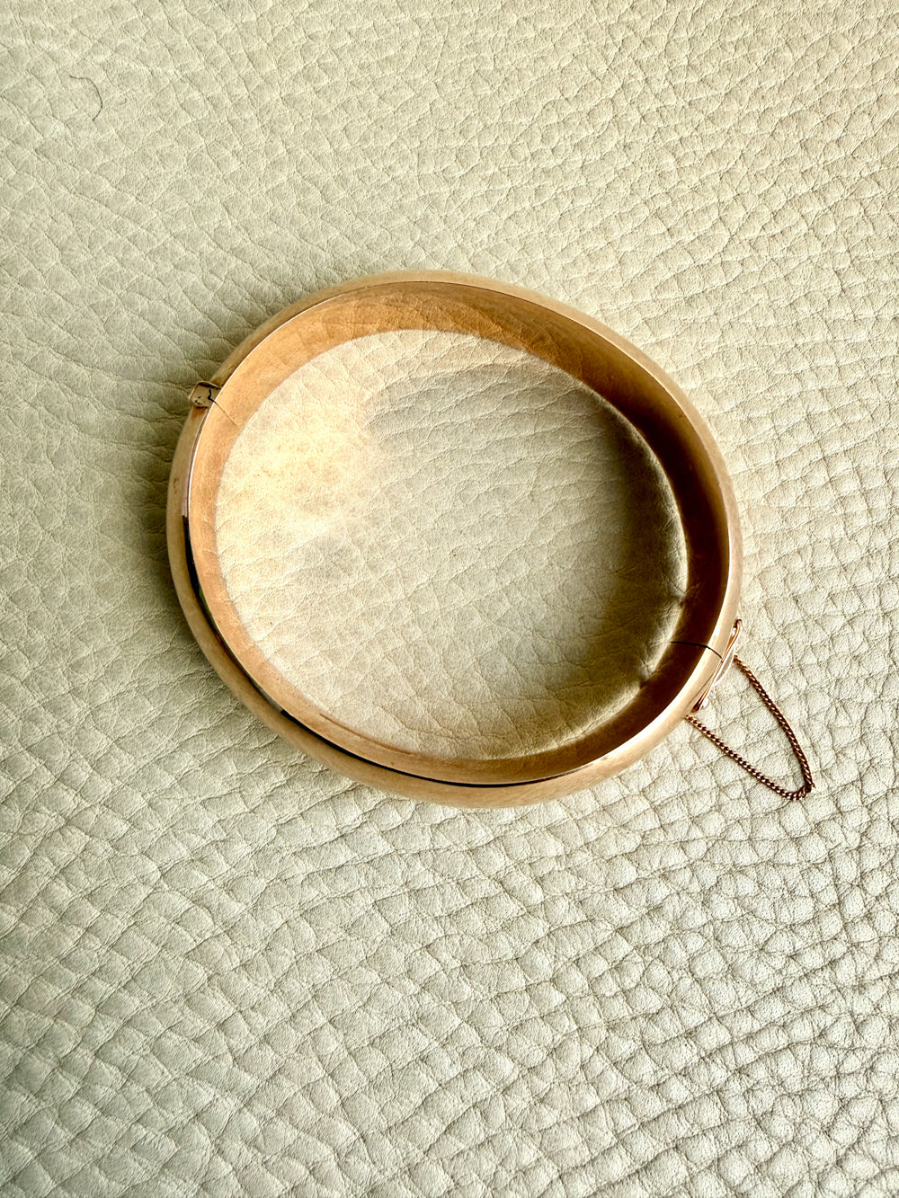 BEAUTIFUL! 1966 Finnish Vintage Round Wide Hinged Bangle 14k Gold- 7.3 inch interior circumference