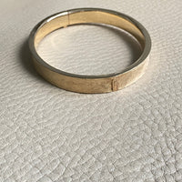 A beauty! 14k gold textured hinged bangle bracelet