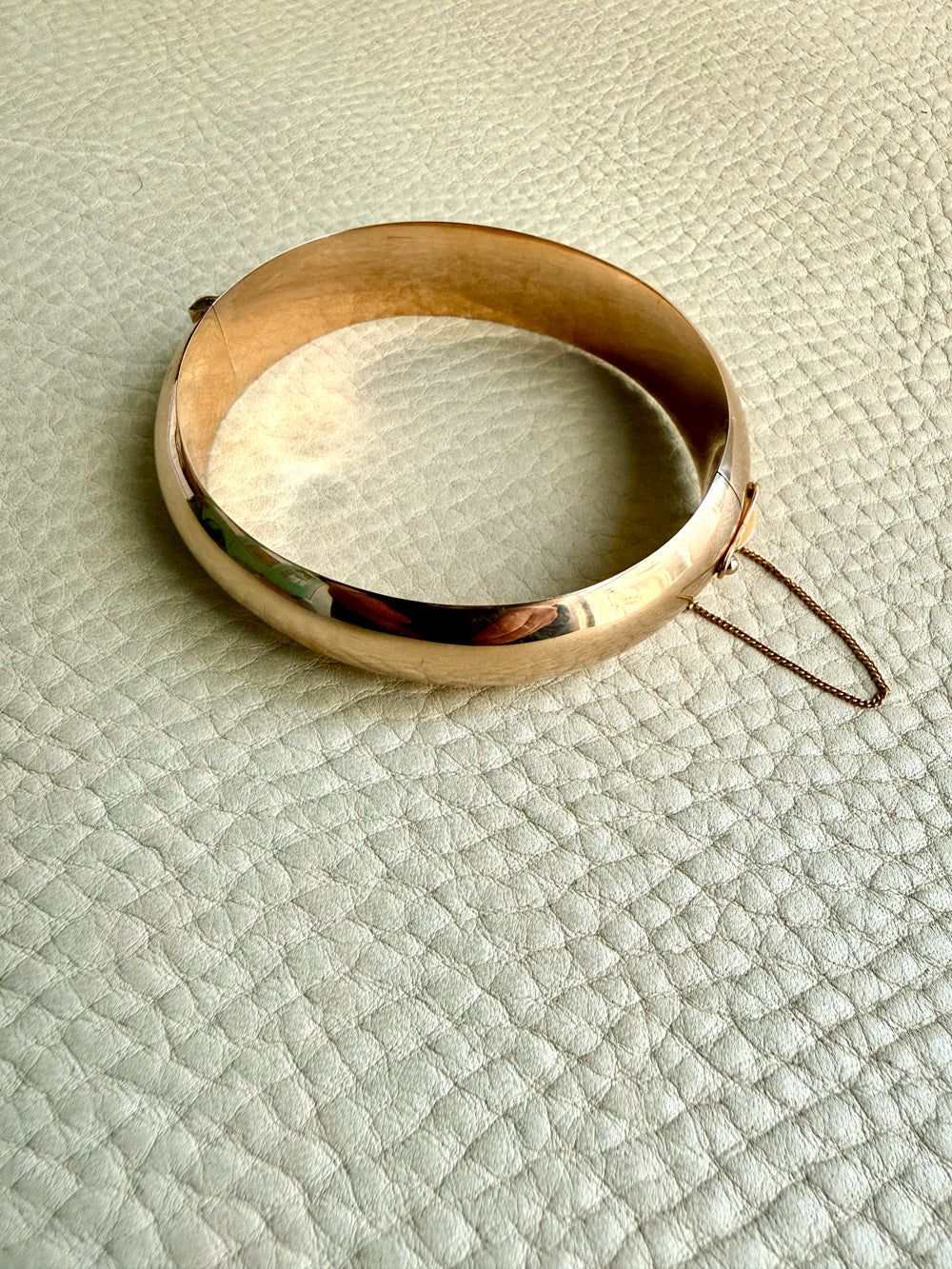 BEAUTIFUL! 1966 Finnish Vintage Round Wide Hinged Bangle 14k Gold- 7.3 inch interior circumference