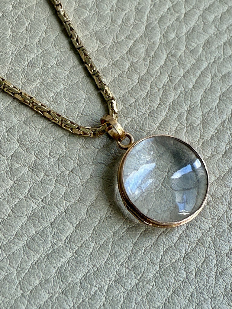 ‘Pool of Light’ Antique Locket in 18k Gold - Victorian era 1830-1854 - Signed pendant