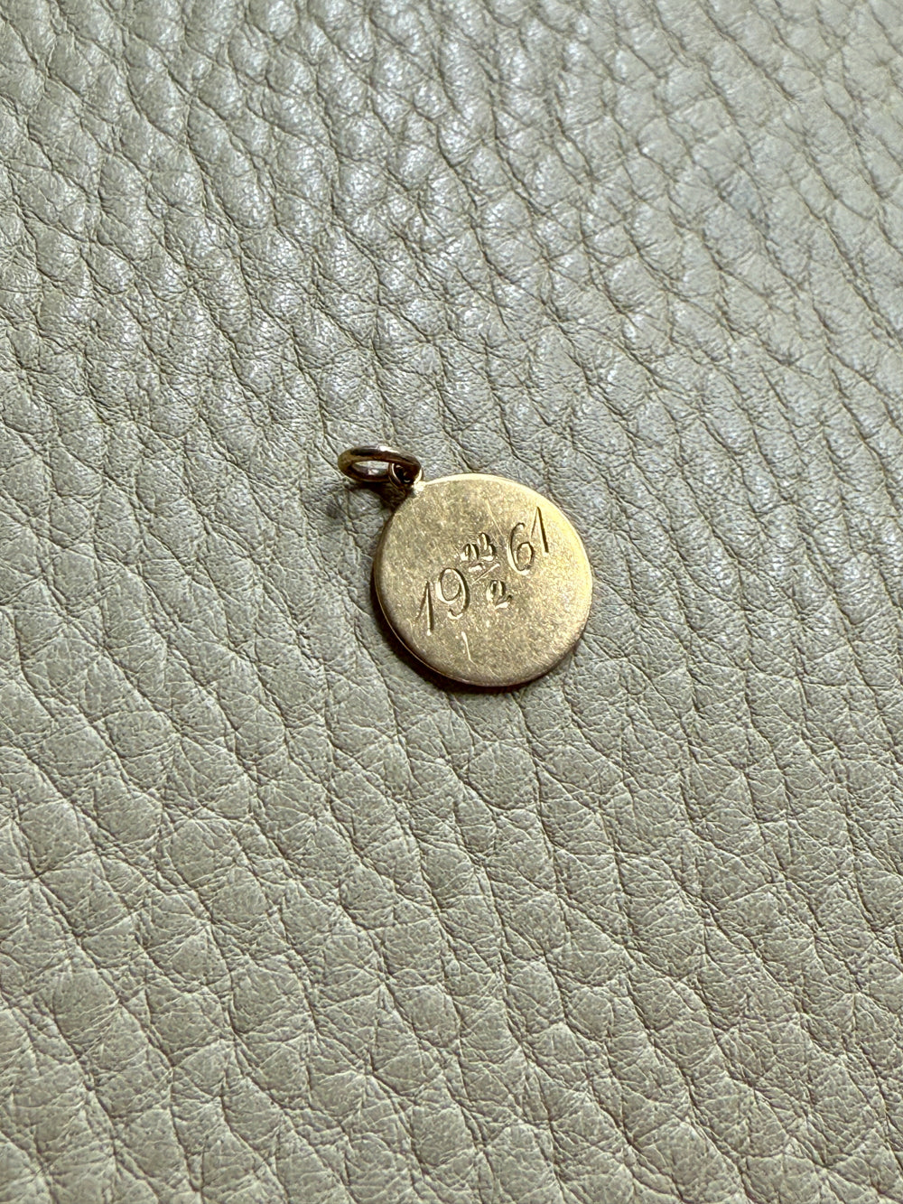 18k gold vintage charm or pendant - Pisces Fish Medallion