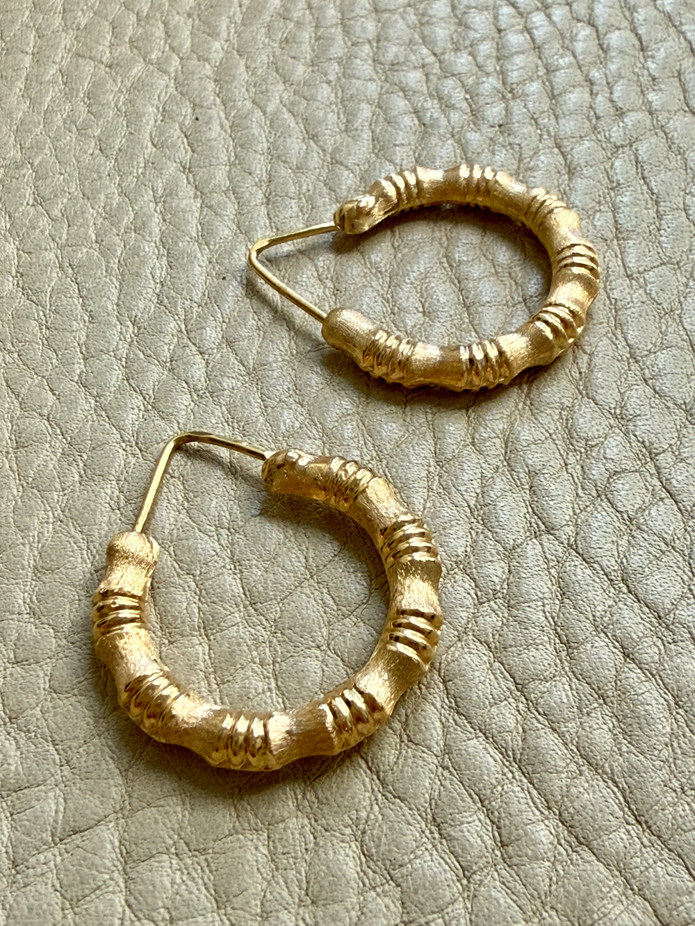 Vintage Italian 18k Bamboo pattern Gold Hoop Earrings – 1 inch diameter