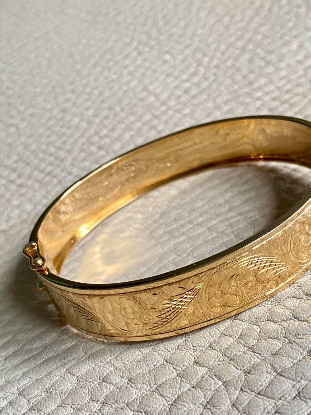 Made in 1962 - Wide Hinged Bangle in 18k gold - Etched Curls Pattern - Stockholm, Sweden