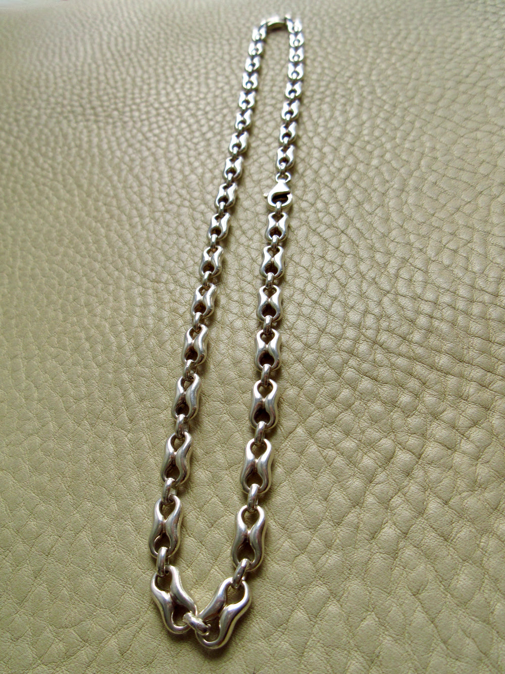Vintage UK Sterling Silver Puffy Figure-8 Link Necklace 36g – 18 Inch Length
