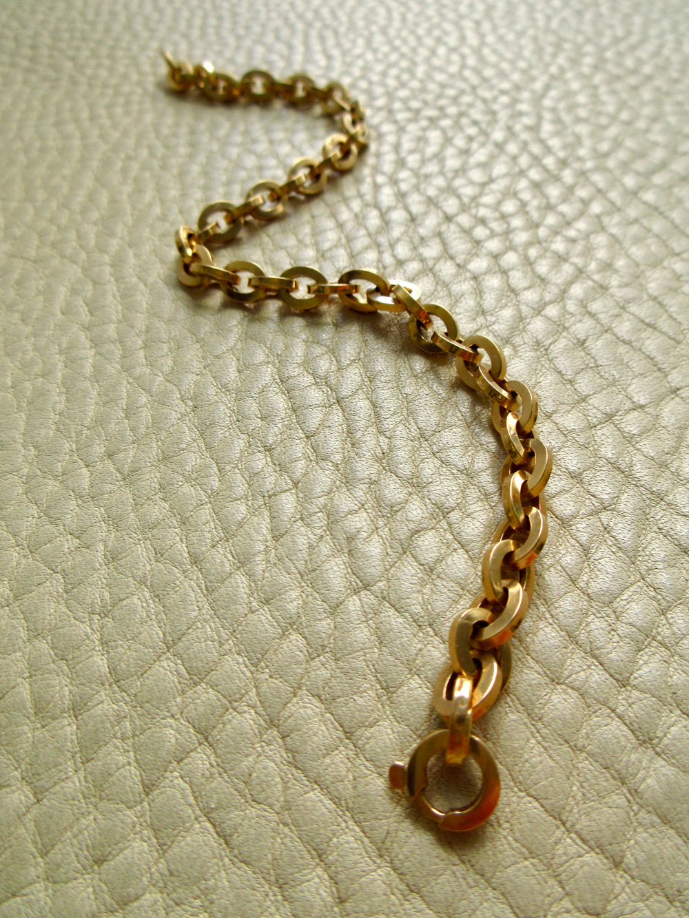 1950s era Italian Vintage 18k Gold Hollow-form Oval Link Bracelet – 7.6 Inch Length