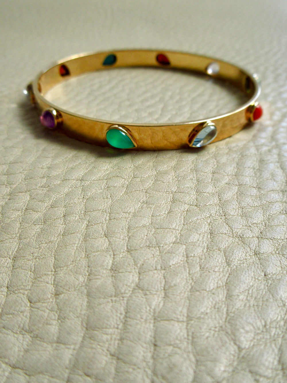 Mid-Century Danish Rainbow Teardrop Gemstone Bangle Bracelet 18k Gold – 7.6 Inch Circumference