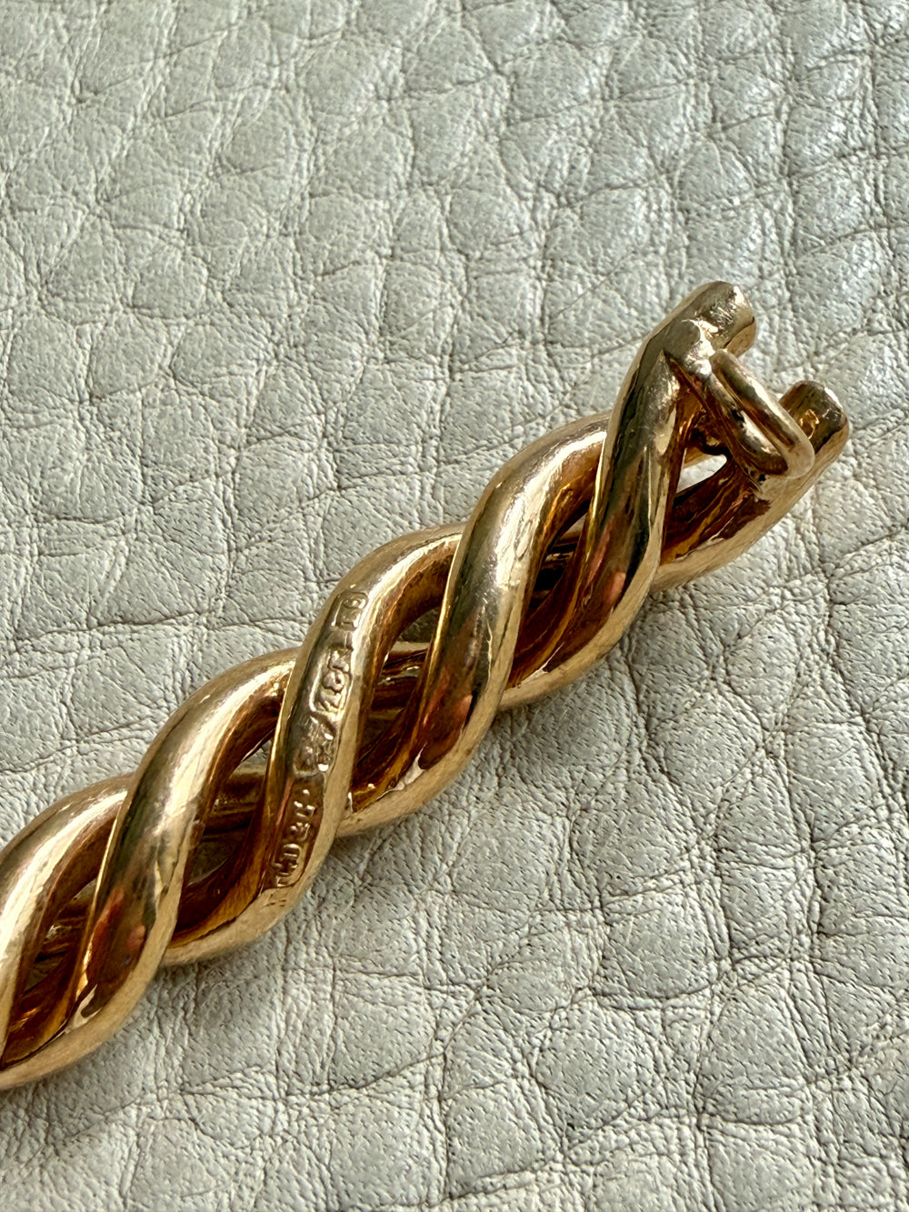 1937 Vintage Twist Brooch in 18k Gold by GD&Co – 1.6 inch