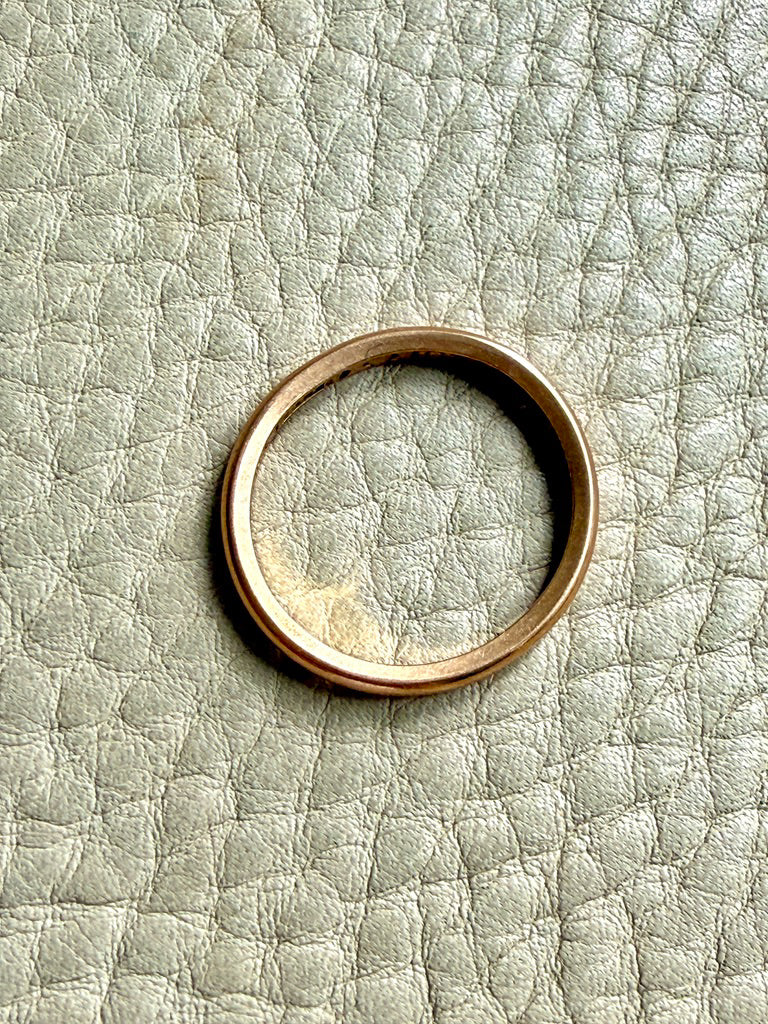 1945 Beveled edge 18k Gold Wedding Band - Size 9