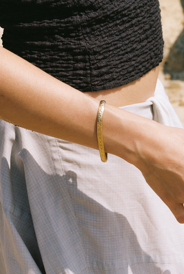 Vintage 18k Gold Snakey Omega Link Bracelet with Hand Scribed Stars - 7.5 inch length
