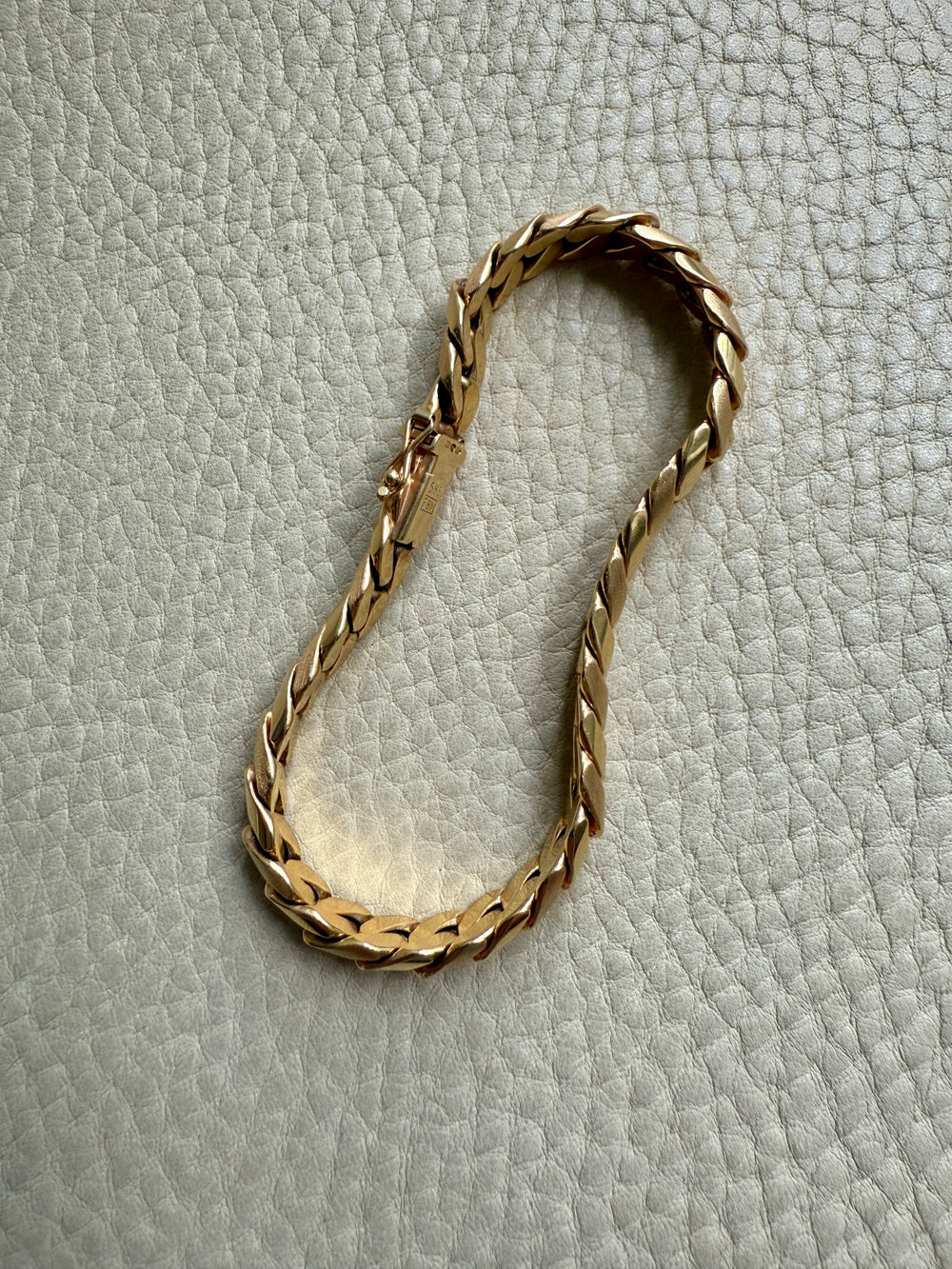 Impeccable! Vintage European 14k gold Tight Curb Bracelet with Alternating Link Texture - 7.7 inch length