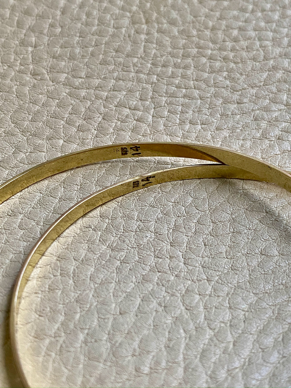 Vintage 14k solid gold bangle - 8.25 inch interior circumference