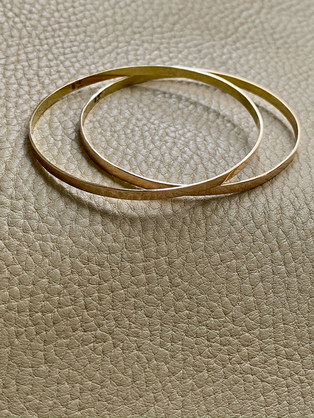 Vintage 14k solid gold bangle - 8.25 inch interior circumference