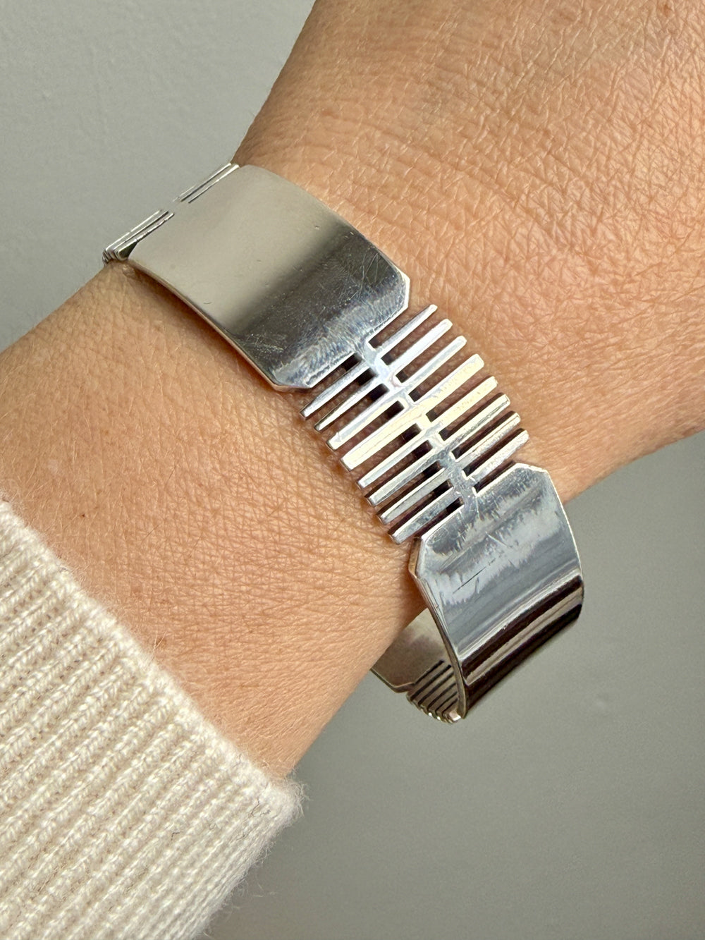 1967 Isaac Cohen signed Bangle Bracelet in 50g Sterling Silver – 8.1 inch interior circumference
