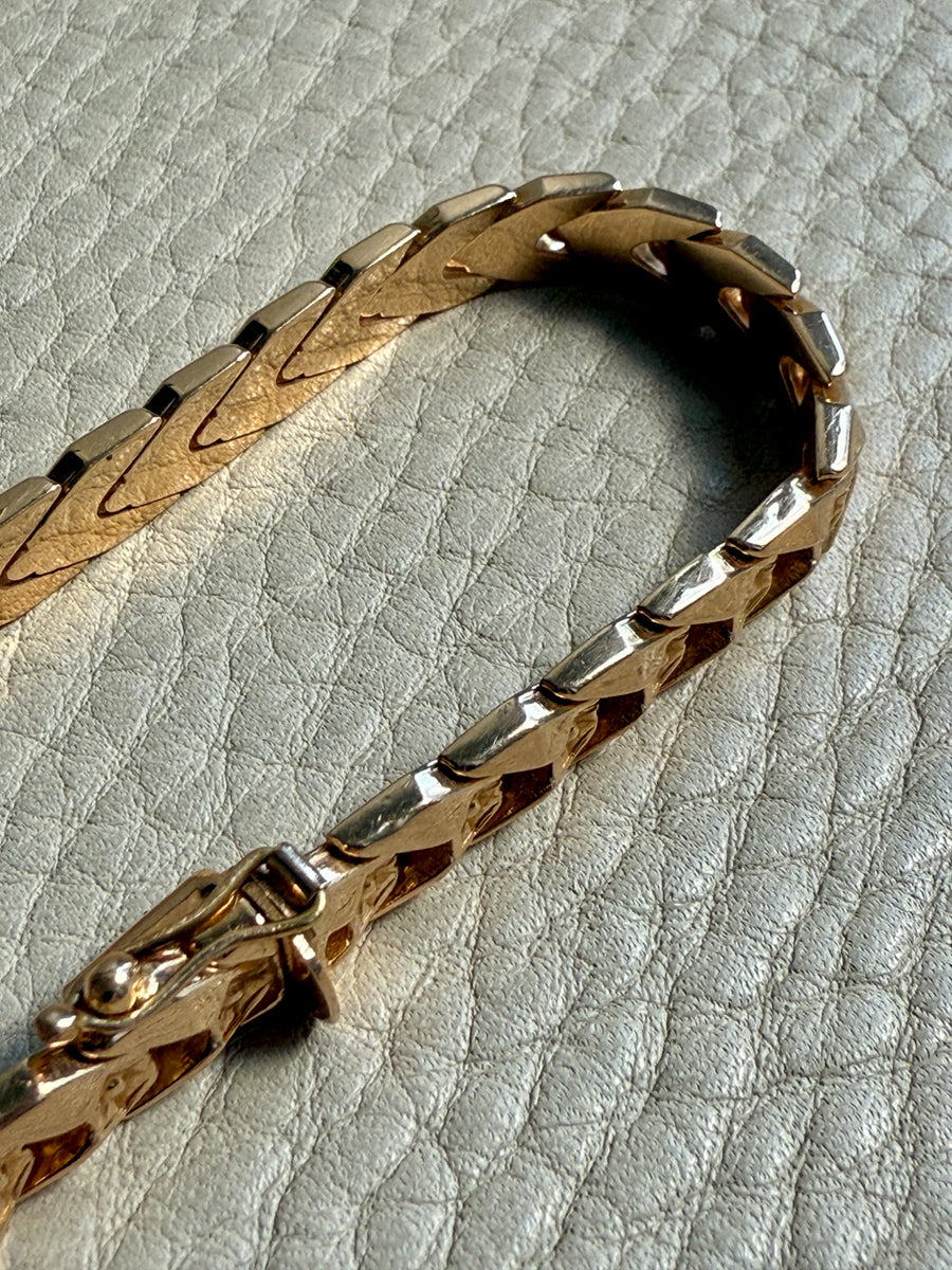 Chevron Dimensional Link Bracelet in 18k Gold - Vintage 1970s era - 7.3 inch length