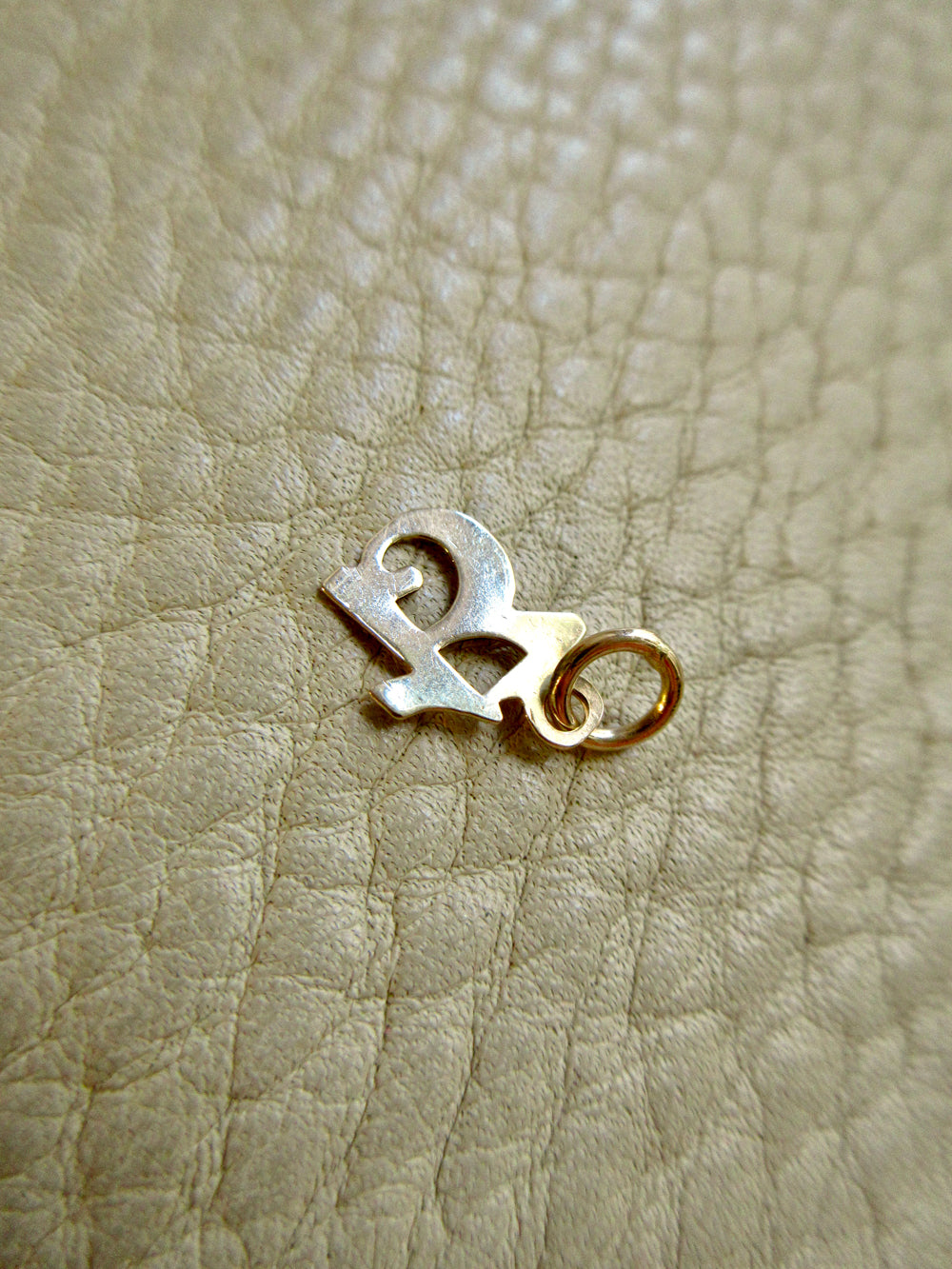 Lucky 13 - 14k gold vintage charm or pendant - 0.64 inch