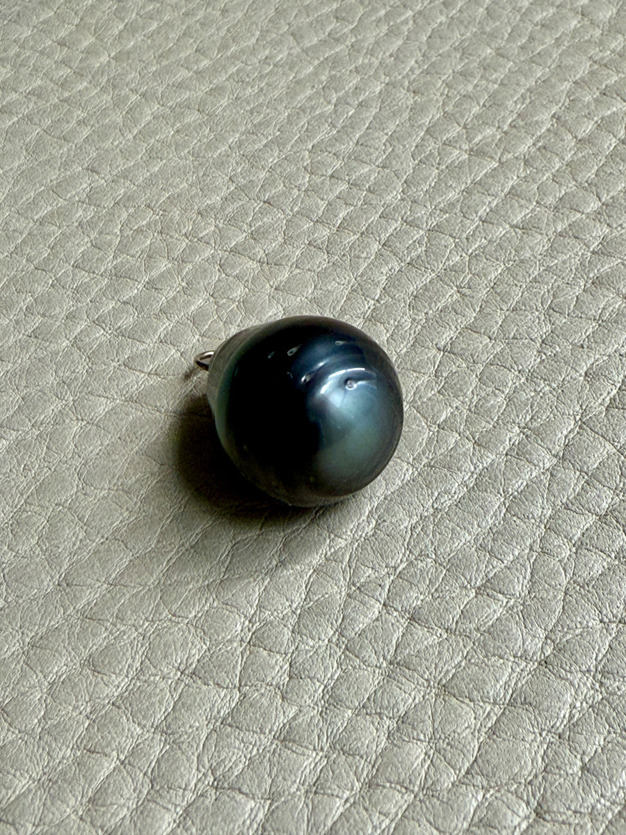Large Tahitian Black Pearl Pendant on 18k white gold bail - 0.8 inch drop