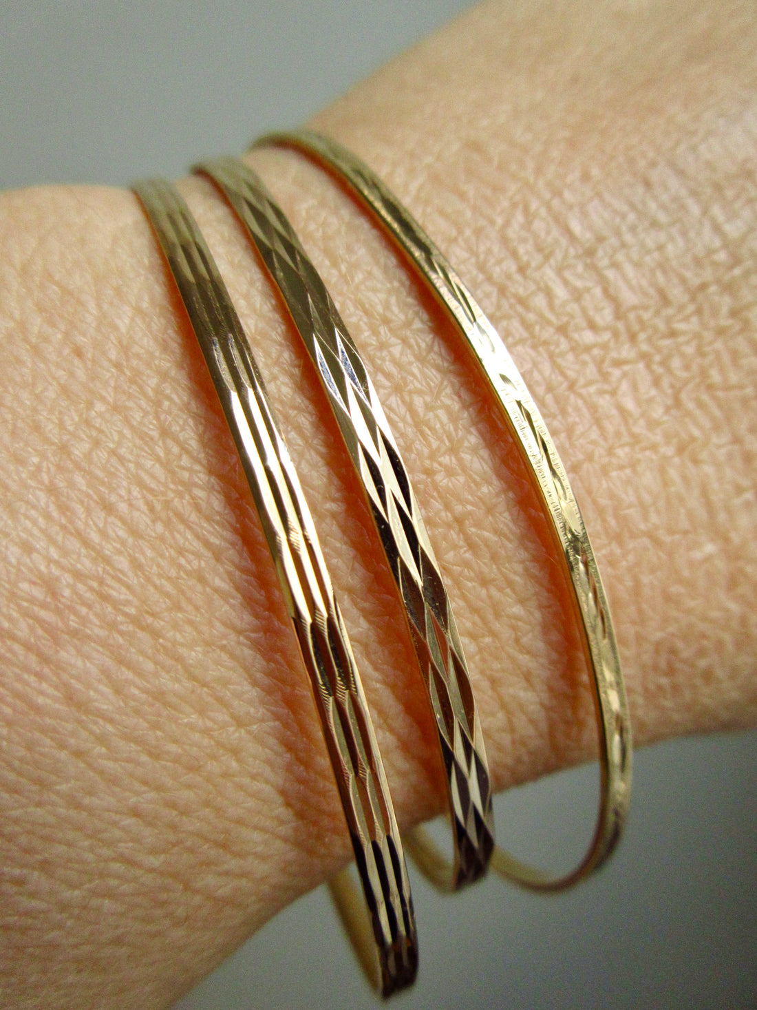 1950s era Vintage Faceted Bangle Bracelet 18k Gold – 8.5 Inch Interior Circumference