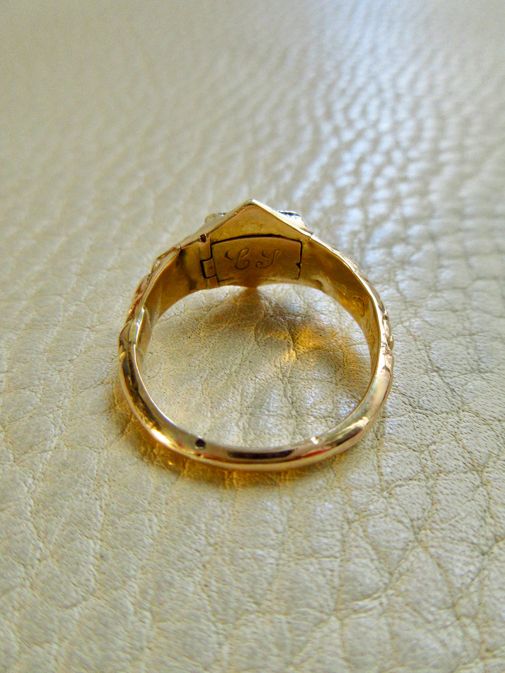 1847 Antique 18k Gold Mourning Ring with Secret Compartment – Size 7.5
