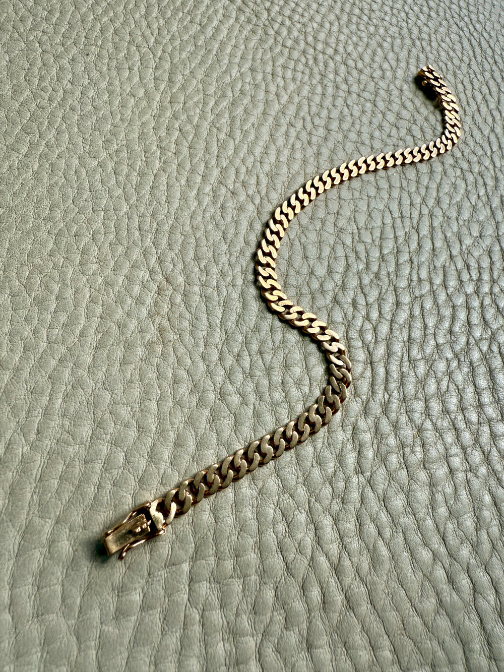 SILKY! 1960 Pressed curb link 18k yellow gold bracelet - 7.3 inch length