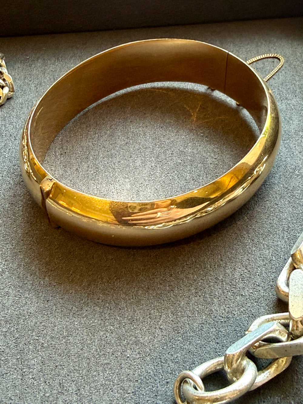 BEAUTIFUL! 1966 Finnish Vintage Round Wide Hinged Bangle 14k Gold- 7.3 inch interior circumference