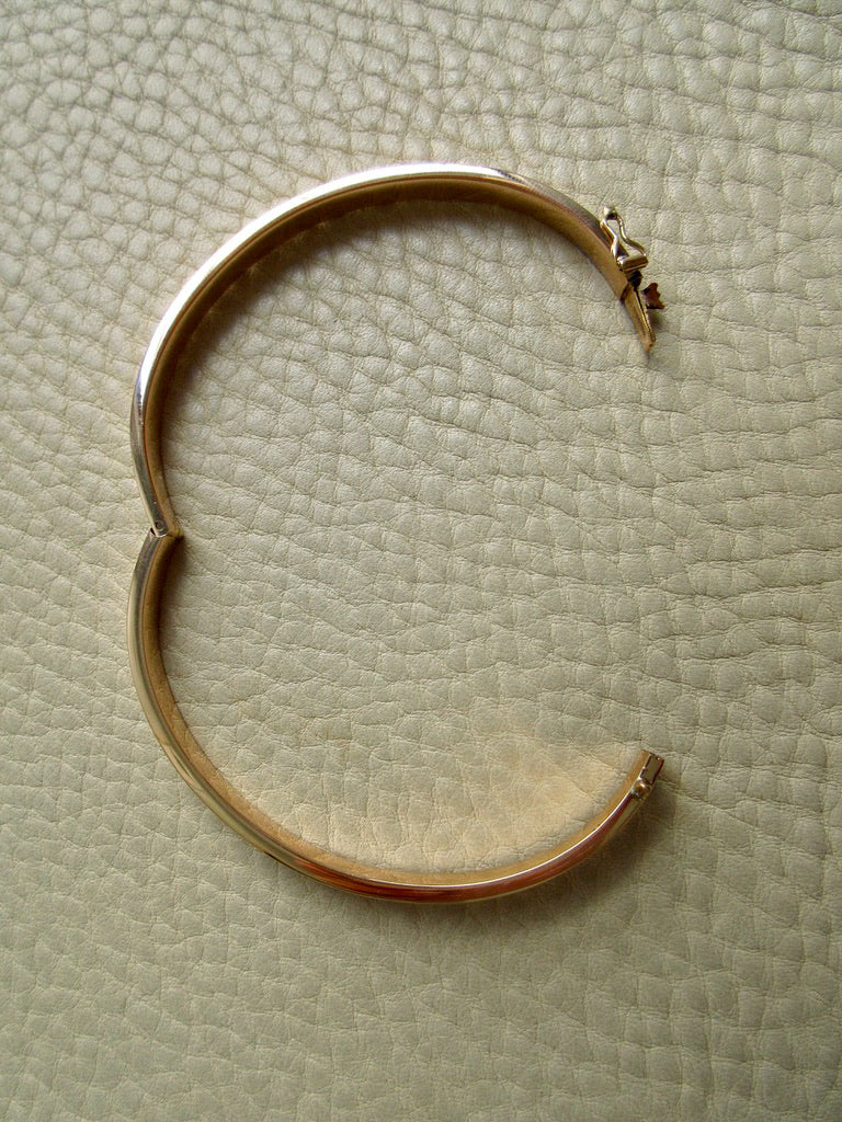 1950s era 18k Gold Hinged Bangle Bracelet – 7.25 Inch Interior Circumference