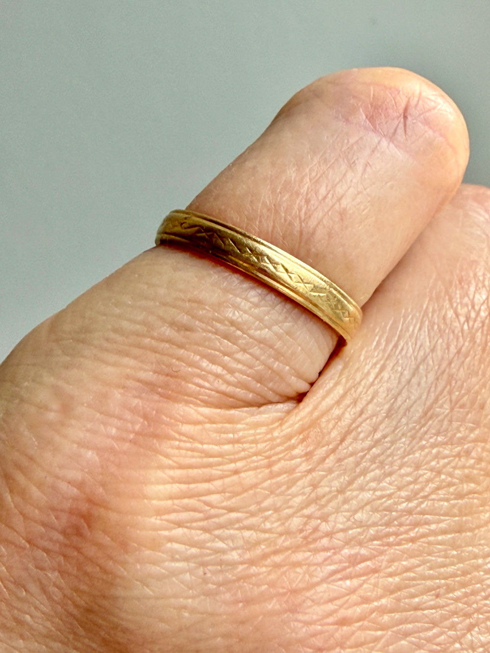 1987 Vintage Diamond Pattern 18k Gold Band - Size 6.5