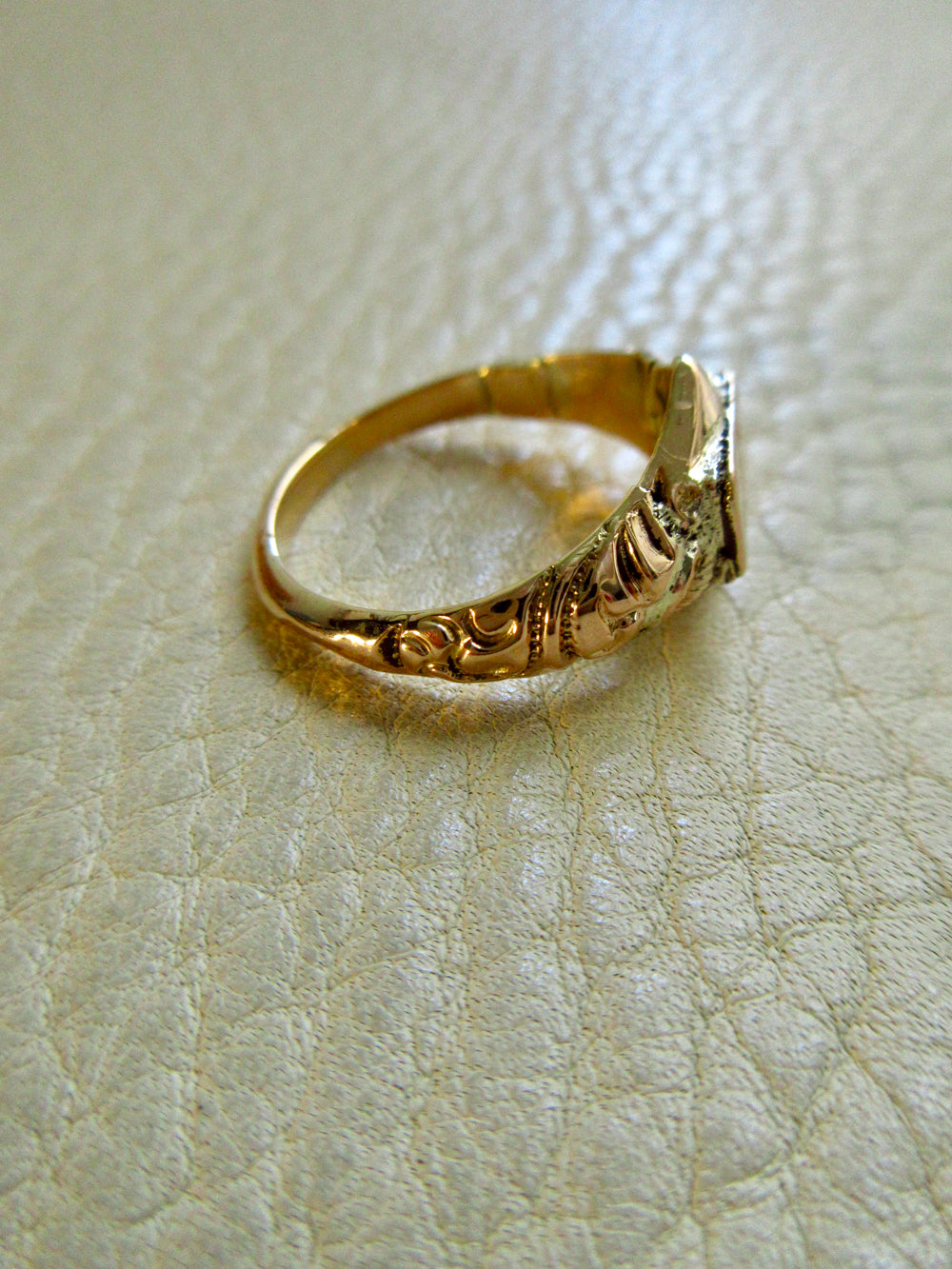1847 Antique 18k Gold Mourning Ring with Secret Compartment – Size 7.5