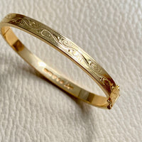Made in 1951 - 18k gold hinged bangle with etched floral motif - By Heribert Engelbert - Stockholm, Sweden