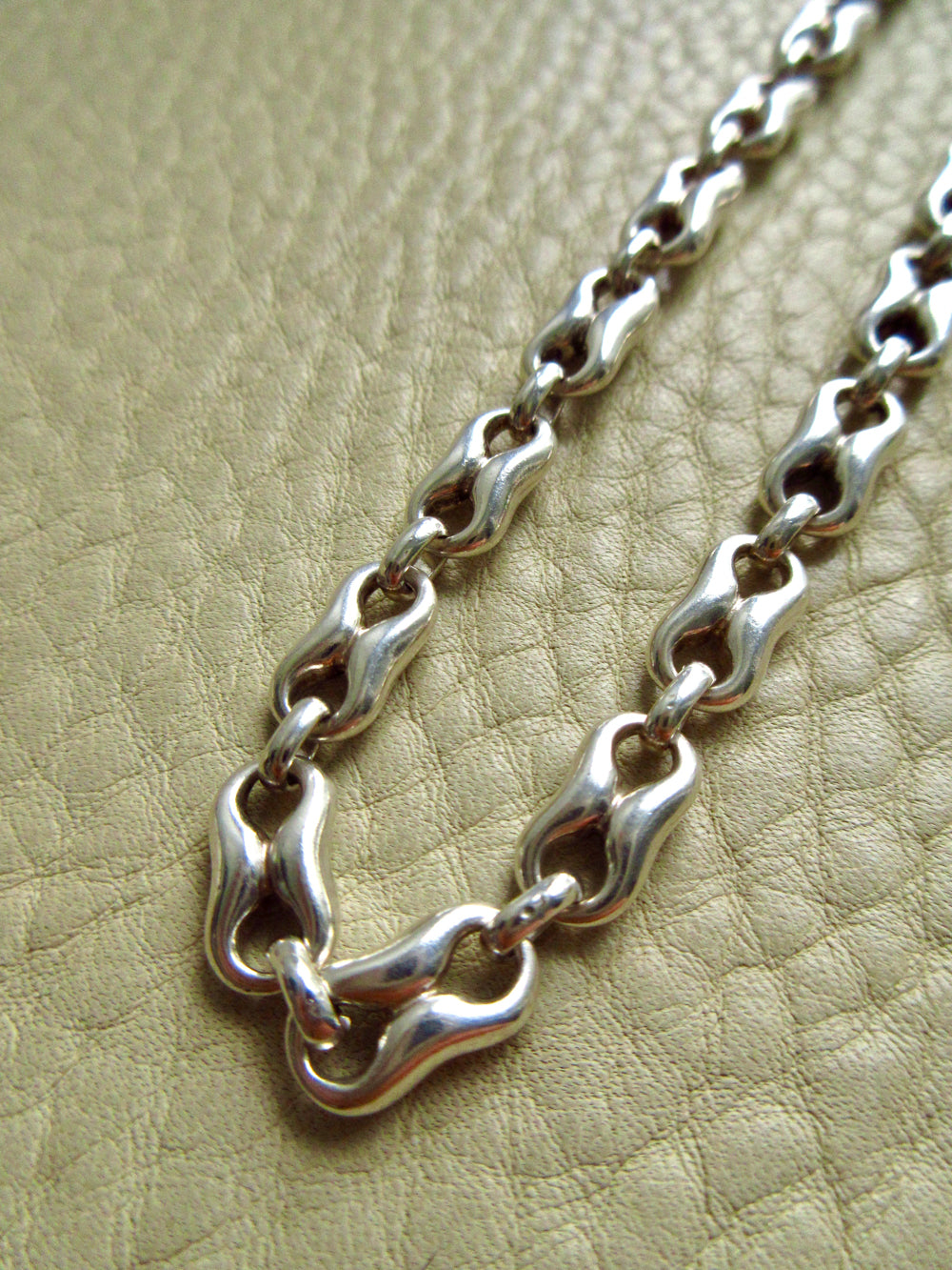 Vintage UK Sterling Silver Puffy Figure-8 Link Necklace 36g – 18 Inch Length