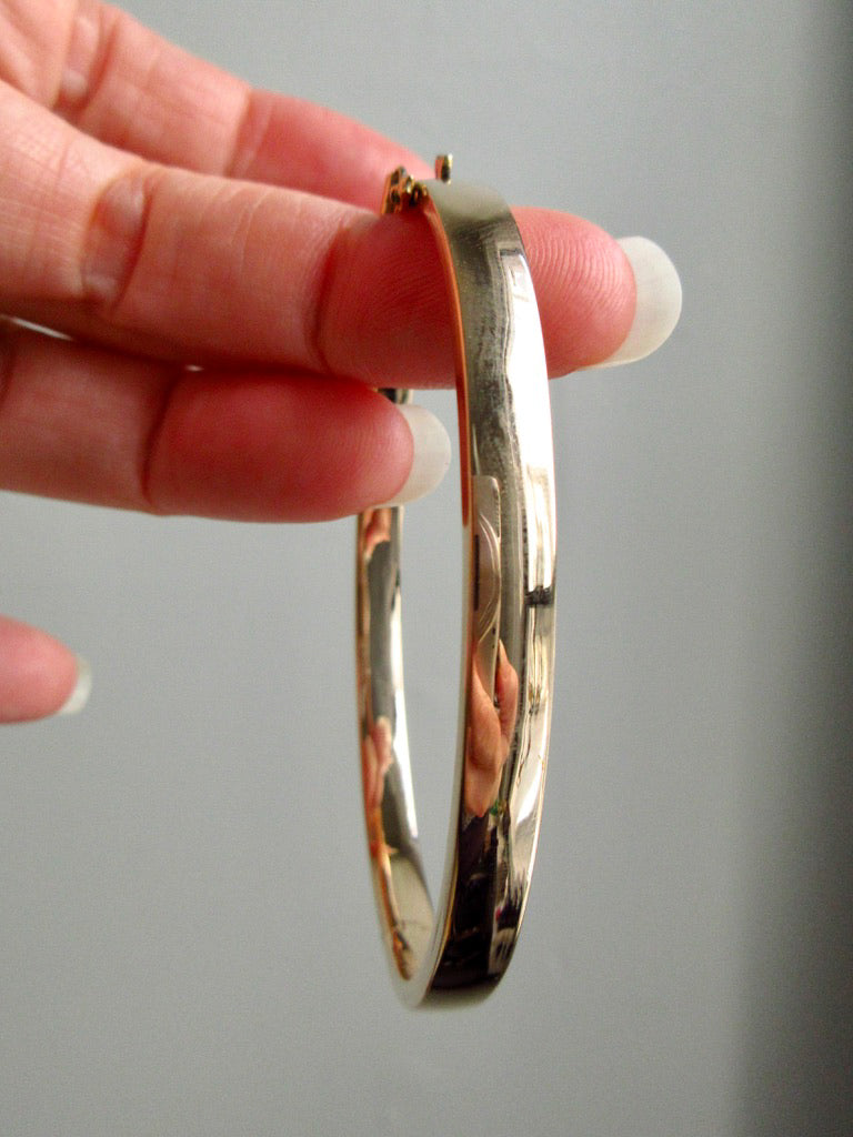 1950s era 18k Gold Hinged Bangle Bracelet – 7.25 Inch Interior Circumference