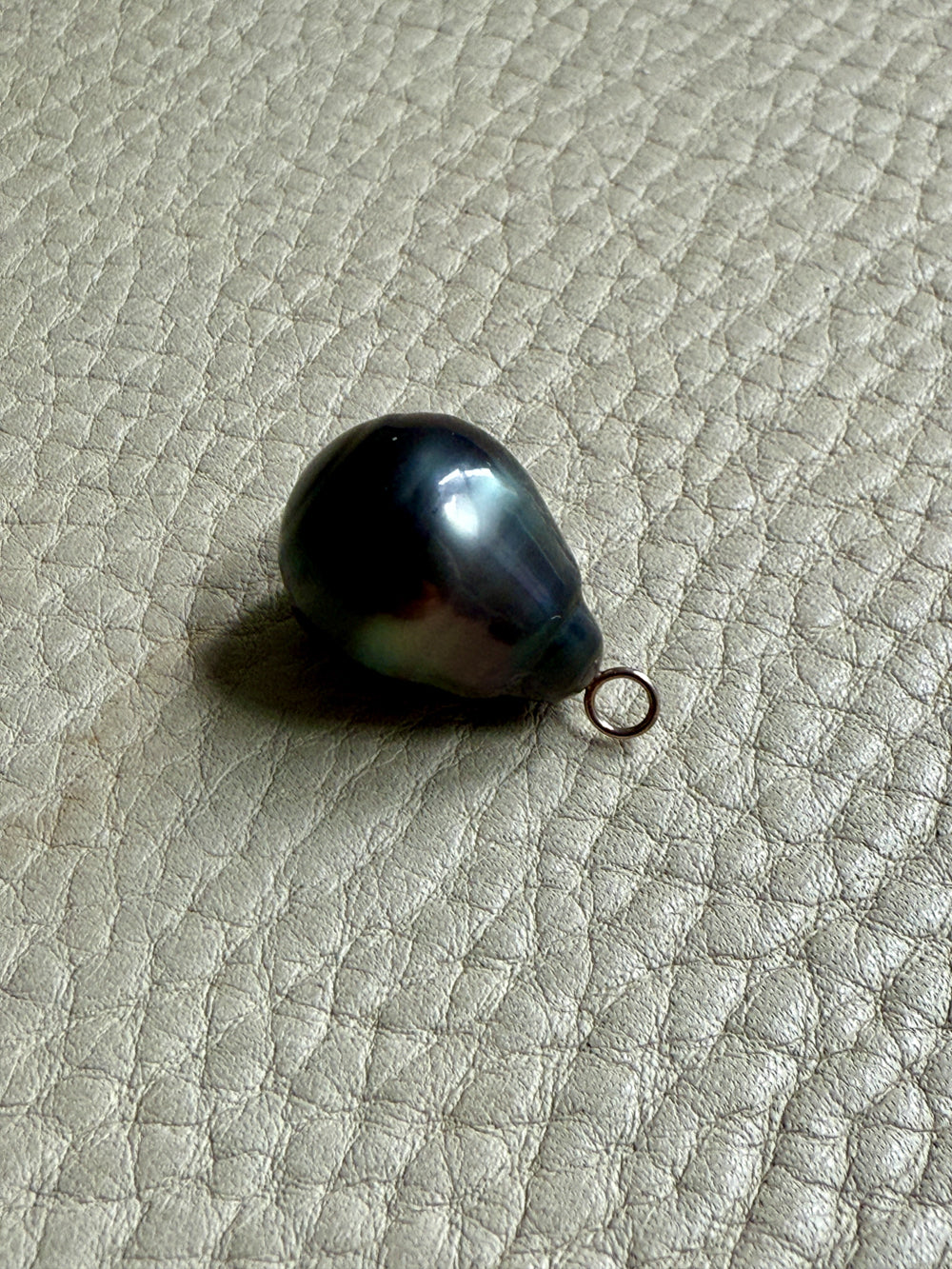 Large Tahitian Black Pearl Pendant on 18k white gold bail - 0.8 inch drop