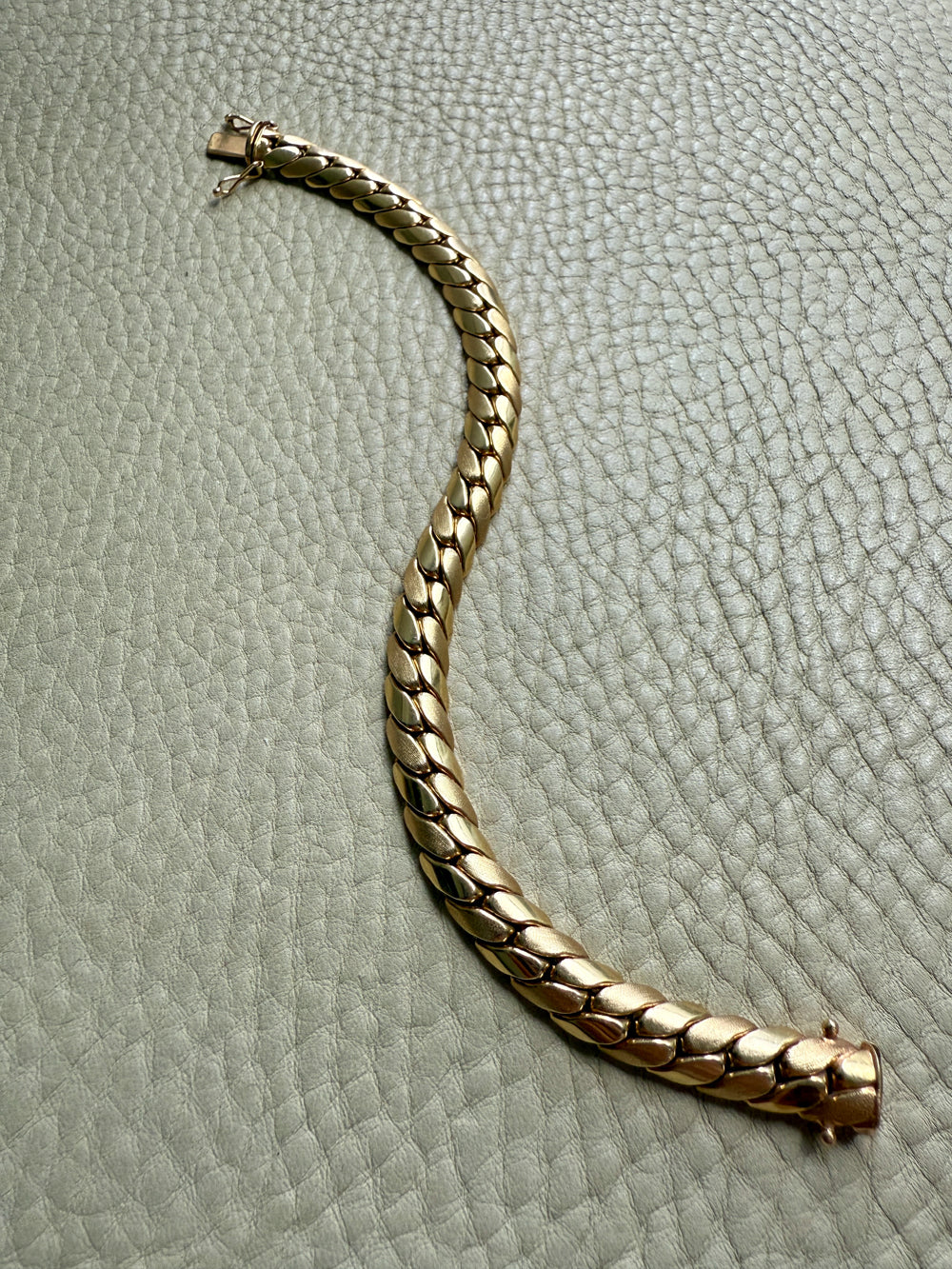 Impeccable! Vintage European 14k gold Tight Curb Bracelet with Alternating Link Texture - 7.7 inch length