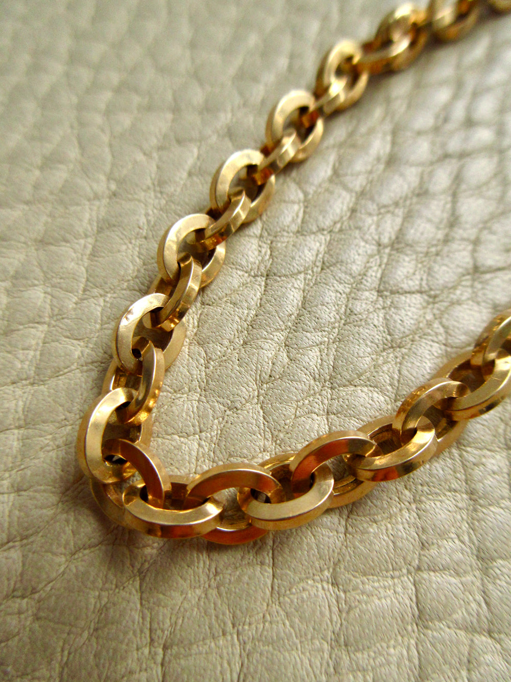 1950s era Italian Vintage 18k Gold Hollow-form Oval Link Bracelet – 7.6 Inch Length