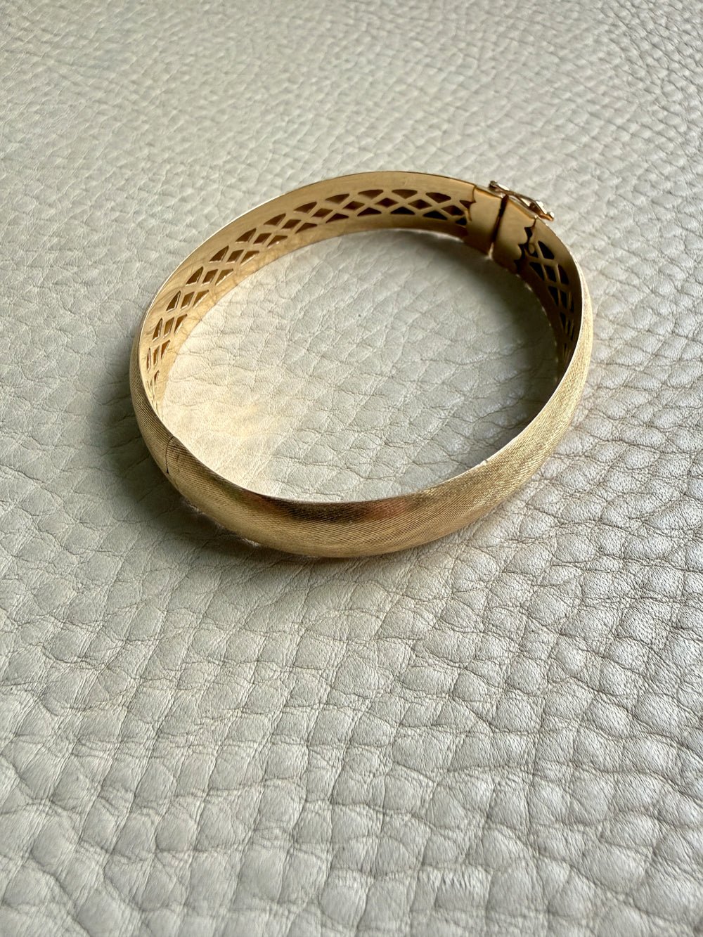 18k Gold Italian Midcentury Hinged bangle - 6.9 inch interior circumference