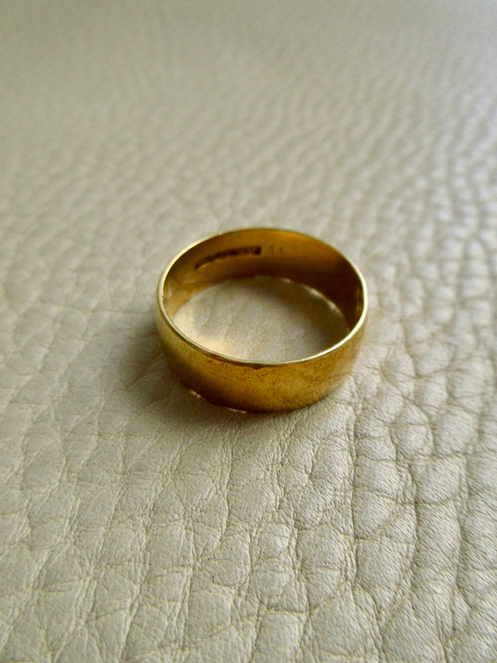 1871 Antique British 18k Gold Domed Band Ring – Size 10