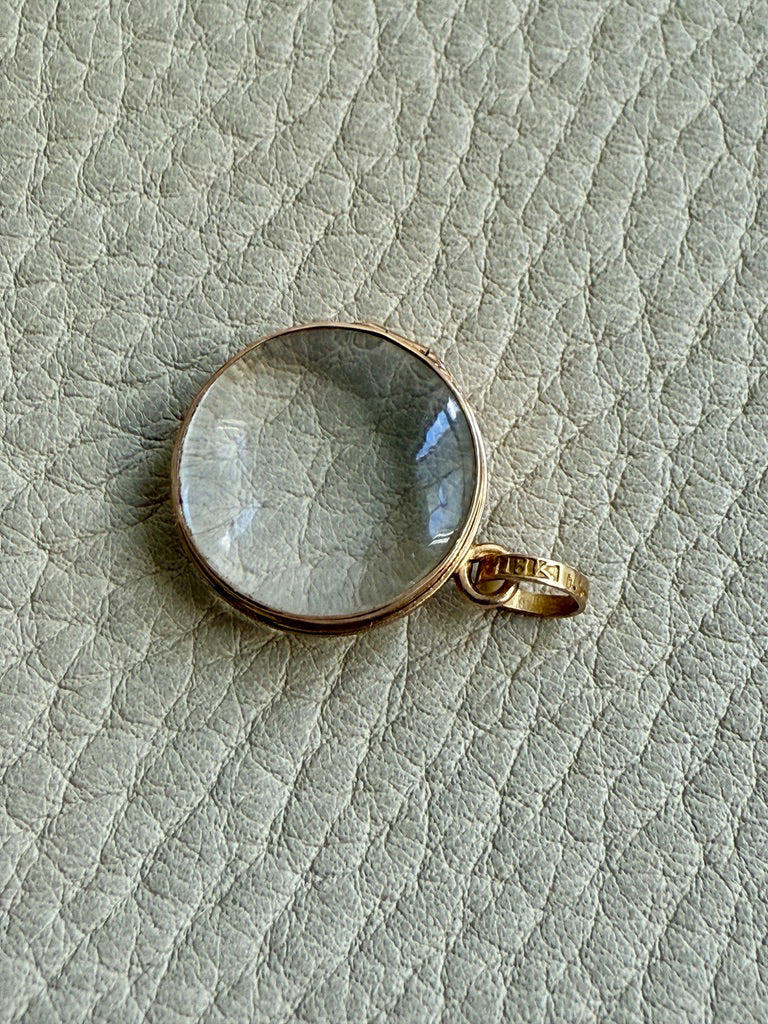‘Pool of Light’ Antique Locket in 18k Gold - Victorian era 1830-1854 - Signed pendant