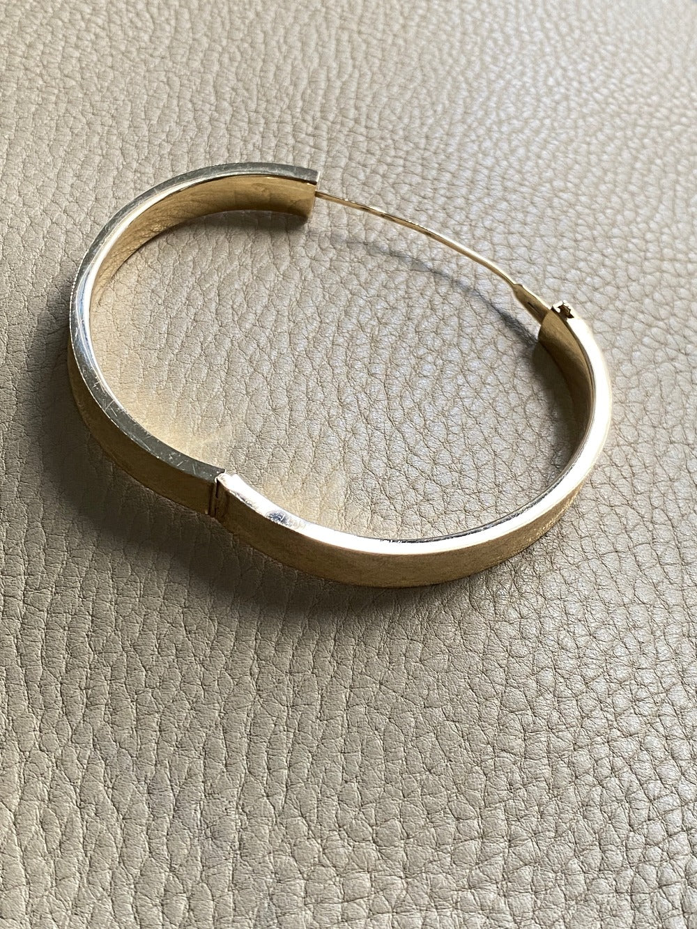 A beauty! 14k gold textured hinged bangle bracelet