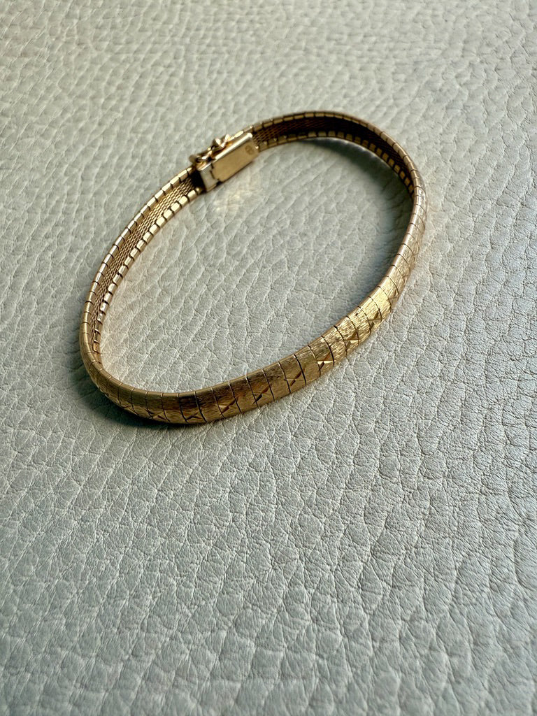 Vintage 18k Gold Snakey Omega Link Bracelet with Hand Scribed Stars - 7.5 inch length