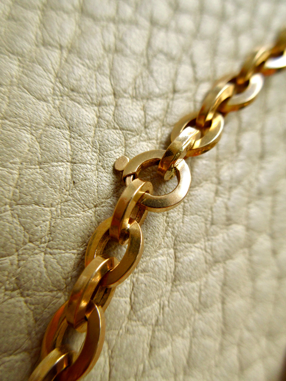 1950s era Italian Vintage 18k Gold Hollow-form Oval Link Bracelet – 7.6 Inch Length