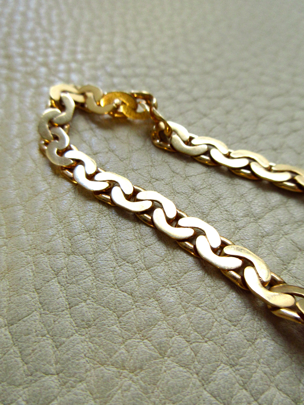 Exquisite 1940 Swedish Vintage Virola Link Bracelet 18k Gold – 7.5 Inch Length