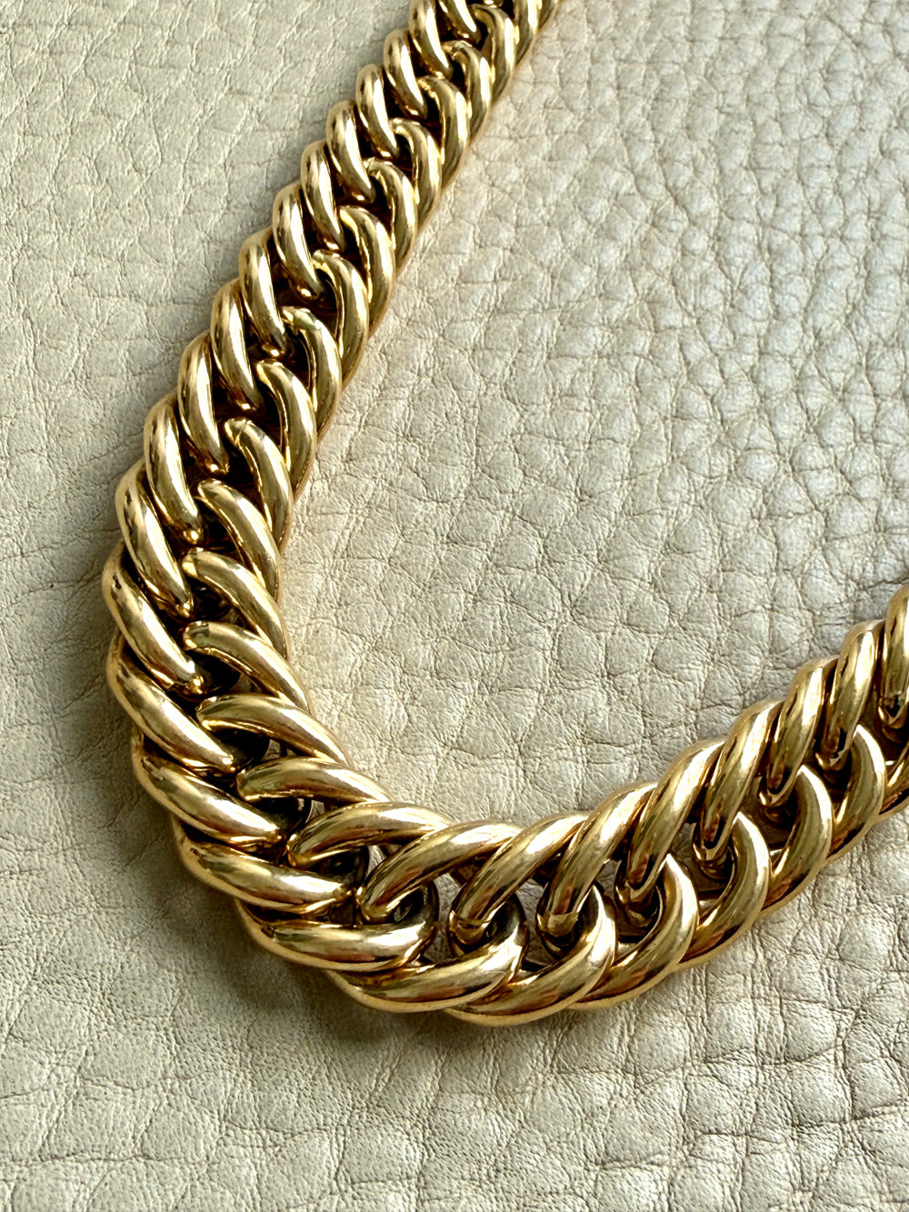 FAB! Chubby 49g Graduated Vintage UnoAErre Curb Link Necklace 18k Gold – 18 Inch Length