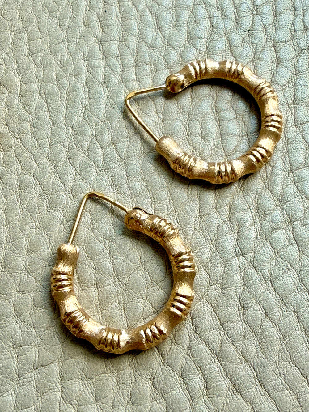 Vintage Italian 18k Bamboo pattern Gold Hoop Earrings – 1 inch diameter