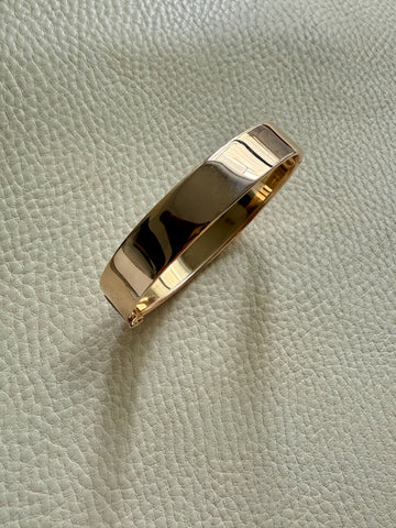 SUBLIME Midcentury Era Smooth Wide 18k gold Hinged Bangle - 7.25 inch interior circumference