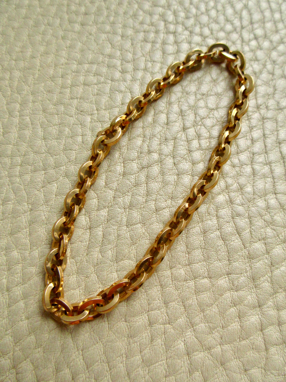 1950s era Italian Vintage 18k Gold Hollow-form Oval Link Bracelet – 7.6 Inch Length