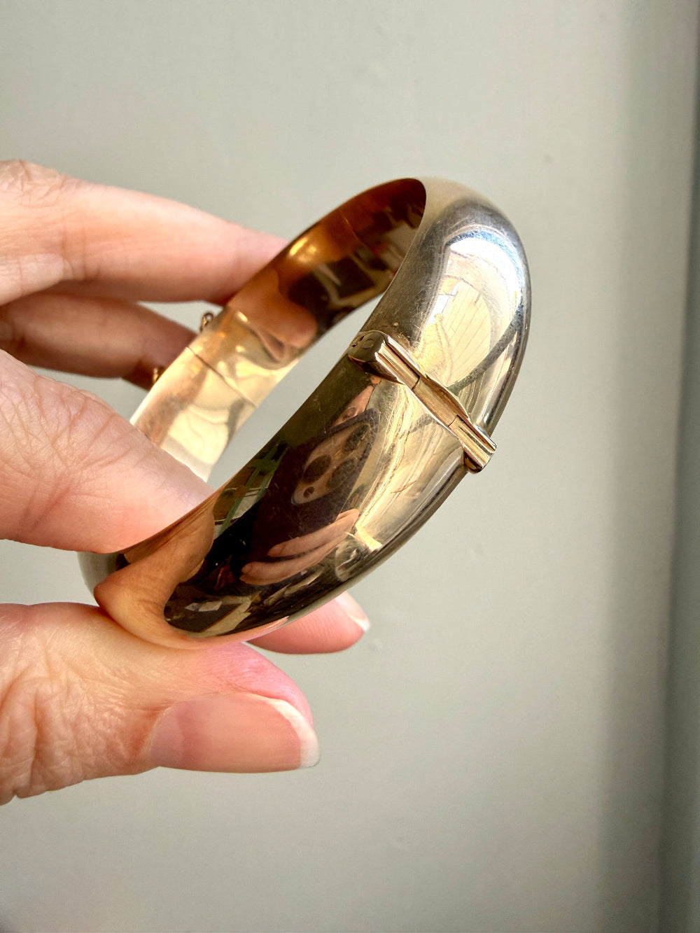 BEAUTIFUL! 1966 Finnish Vintage Round Wide Hinged Bangle 14k Gold- 7.3 inch interior circumference
