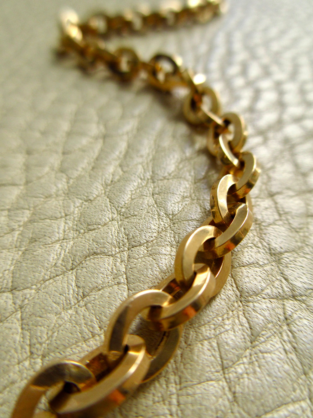 1950s era Italian Vintage 18k Gold Hollow-form Oval Link Bracelet – 7.6 Inch Length
