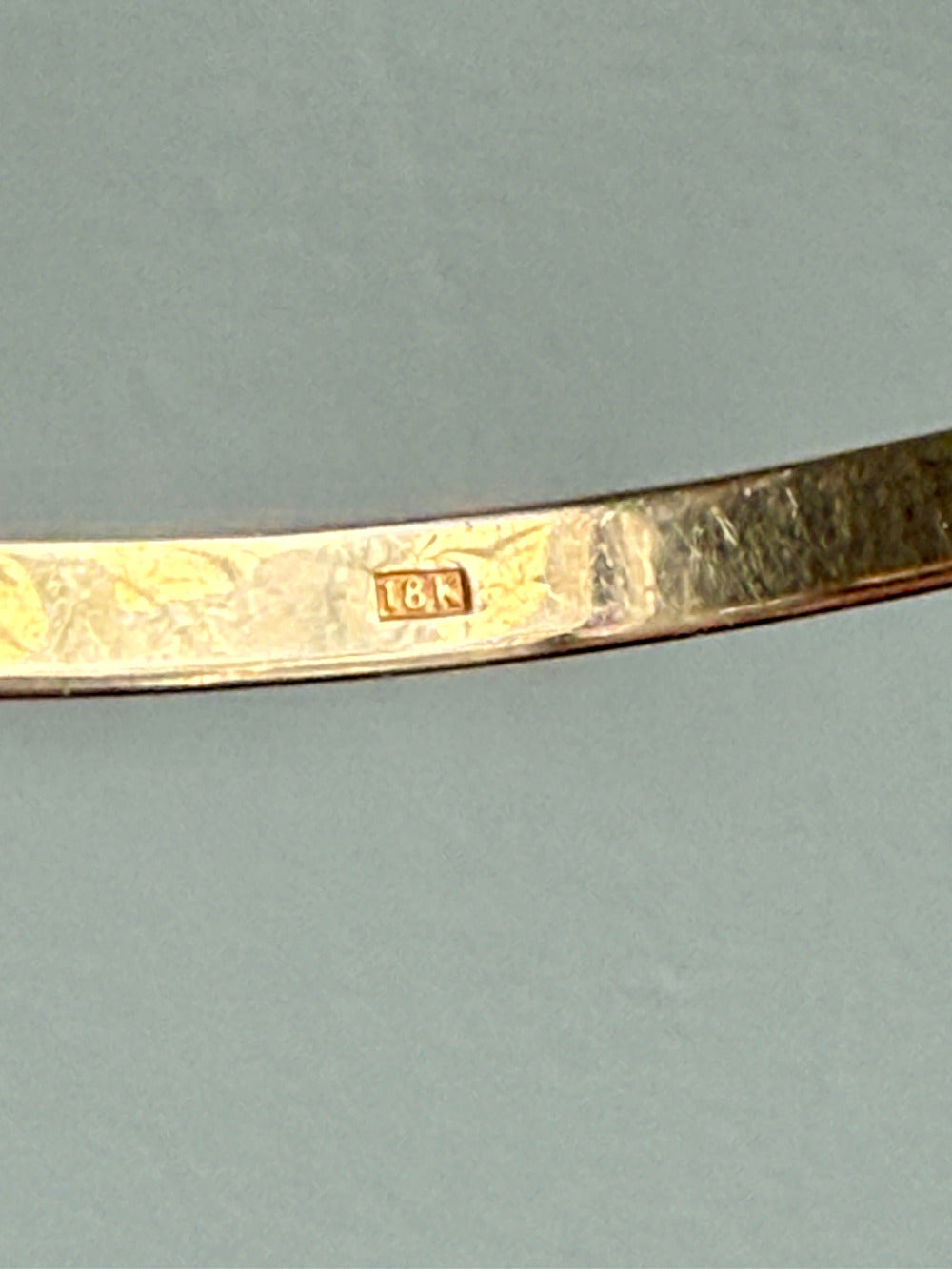 Vintage 18k Gold Circular Solid Bangle Bracelet – 8.6 Inch Interior Circumference